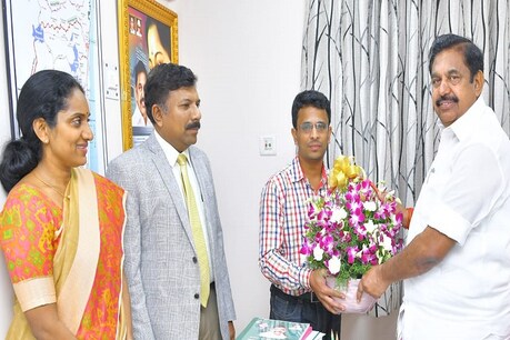 விக்ரம் லேண்டர் பாகங்களைக் கண்டறிந்த மதுரை இளைஞரை நேரில் அழைத்து பாராட்டிய முதல்வர்! விக்ரம் லேண்டர் பாகங்களைக் கண்டறிந்த மதுரை இளைஞரை நேரில் அழைத்து பாராட்டிய முதல்வர்!