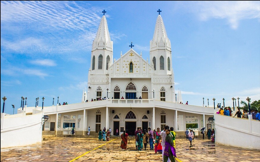 வேளாங்கண்ணி தேவாலயம் - தமிழ்நாடு : இது மாதாவின் உருவச்சிலைக் கொண்ட தேவாலயம் என்பதால் அனைத்து மதத்தினரும் வந்து வழிப்படும் சிறப்பு உண்டு. இந்து கோவில்களைப் போல் மாதாவிற்கும் புடவை , நகை அணிவிக்கும் பழக்கம் இதன் சிறப்பு. 16 ஆம் நூற்றாண்டில் கட்டப்பட்ட இந்தக் கோவில் கட்டிடக் கலையின் பிரமாண்டத்தால் இந்தியாவின் முக்கிய பெருங்கோவில்களில் ஒன்று என்ற சிறப்பை 20ஆம் நூற்றாண்டில் பெற்றது. வேளாங்கண்ணி தேவாலயம் - தமிழ்நாடு : இது மாதாவின் உருவச்சிலைக் கொண்ட தேவாலயம் என்பதால் அனைத்து மதத்தினரும் வந்து வழிப்படும் சிறப்பு உண்டு. இந்து கோவில்களைப் போல் மாதாவிற்கும் புடவை , நகை அணிவிக்கும் பழக்கம் இதன் சிறப்பு. 16 ஆம் நூற்றாண்டில் கட்டப்பட்ட இந்தக் கோவில் கட்டிடக் கலையின் பிரமாண்டத்தால் இந்தியாவின் முக்கிய பெருங்கோவில்களில் ஒன்று என்ற சிறப்பை 20ஆம் நூற்றாண்டில் பெற்றது.