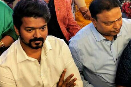 முரளியின் இளைய மகன் திருமண நிச்சயதார்த்ததில் கலந்து கொண்ட விஜய் - வைரலாகும் போட்டோஸ் முரளியின் இளைய மகன் திருமண நிச்சயதார்த்ததில் கலந்து கொண்ட விஜய் - வைரலாகும் போட்டோஸ்