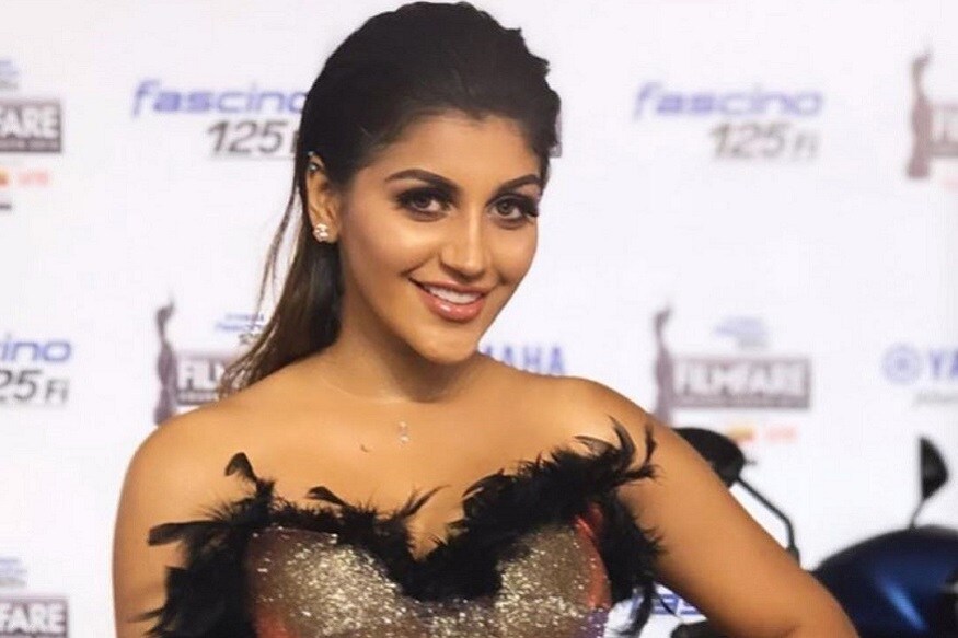 ஜீவா - காஜல் அகர்வால் நடித்த 'கவலை வேண்டாம்' என்ற திரைப்படத்தின் மூலம் தமிழுக்கு அறிமுகமானவர் யாஷிகா ஆனந்த். இதையடுத்து துருவங்கள் பதினாறு உள்ளிட்ட சில படங்களில் நடித்தார். இருட்டு அறைக்குள் முரட்டு குத்து படத்தின் மூலமாக யாஷிகா ஆனந்த் மிகவும் பிரபலமானார். ஜீவா - காஜல் அகர்வால் நடித்த 'கவலை வேண்டாம்' என்ற திரைப்படத்தின் மூலம் தமிழுக்கு அறிமுகமானவர் யாஷிகா ஆனந்த். இதையடுத்து துருவங்கள் பதினாறு உள்ளிட்ட சில படங்களில் நடித்தார். இருட்டு அறைக்குள் முரட்டு குத்து படத்தின் மூலமாக யாஷிகா ஆனந்த் மிகவும் பிரபலமானார்.