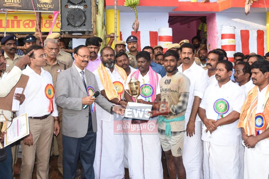 16 காளைகளை அடக்கி முதல் பரிசு பெறும் பிரபாகர்(Photos: Stalin & Karunakaran, (News18 Reporters - Madurai) 16 காளைகளை அடக்கி முதல் பரிசு பெறும் பிரபாகர்(Photos: Stalin & Karunakaran, (News18 Reporters - Madurai)