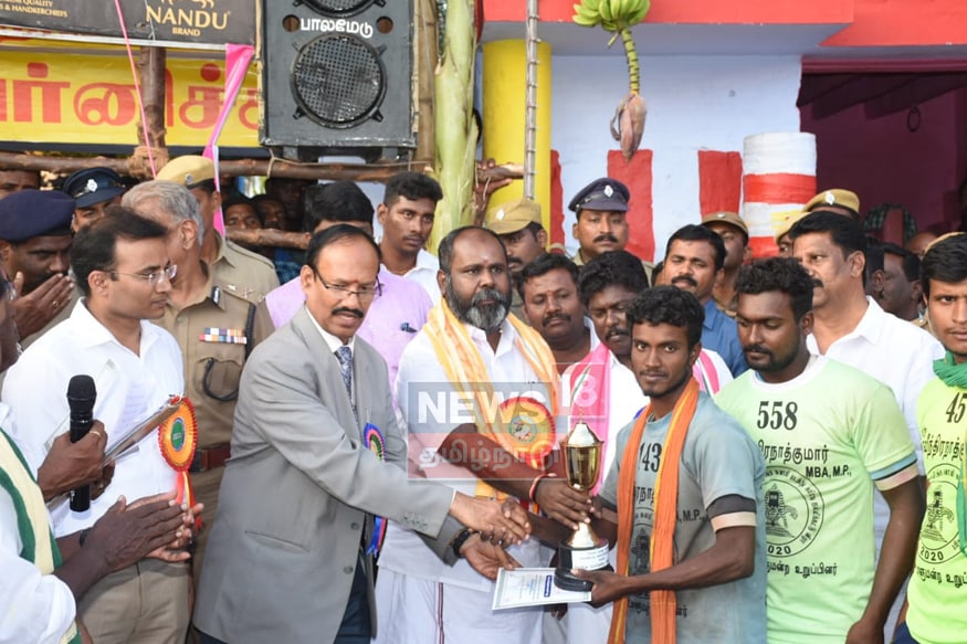 13 காளைகளை அடக்கி இரண்டாவது பரிசு பெரும் ராஜா(Photos: Stalin & Karunakaran, (News18 Reporters - Madurai) 13 காளைகளை அடக்கி இரண்டாவது பரிசு பெரும் ராஜா(Photos: Stalin & Karunakaran, (News18 Reporters - Madurai)