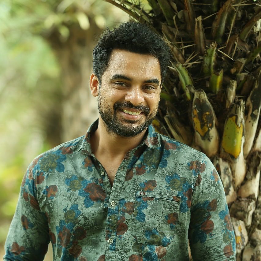இந்நிலையில் நடிகர் துல்கர் சல்மான் தயாரித்து டொவினோ நடிக்கும் கிலோமீட்டர் & கிலோமீட்டர்ஸ் படம் இந்த ஆண்டு வெளியாக உள்ளது. டொவினோவின் பிறந்த நாளை முன்னிட்டு அந்த படத்தில் டீசரை துல்கர் தனது முகநூல் பக்கத்தில் வெளியிட்டுள்ளார். (image: Instagram) இந்நிலையில் நடிகர் துல்கர் சல்மான் தயாரித்து டொவினோ நடிக்கும் கிலோமீட்டர் & கிலோமீட்டர்ஸ் படம் இந்த ஆண்டு வெளியாக உள்ளது. டொவினோவின் பிறந்த நாளை முன்னிட்டு அந்த படத்தில் டீசரை துல்கர் தனது முகநூல் பக்கத்தில் வெளியிட்டுள்ளார். (image: Instagram)