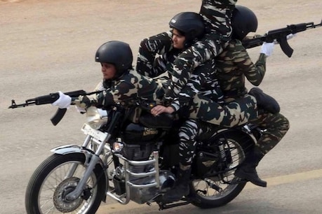 வரலாற்றில் முதன்முறையாக பெண்கள் CRPF பைக் ஸ்டன்ட்... குடியரசு தின சிறப்பு நிகழ்ச்சி! வரலாற்றில் முதன்முறையாக பெண்கள் CRPF பைக் ஸ்டன்ட்... குடியரசு தின சிறப்பு நிகழ்ச்சி!