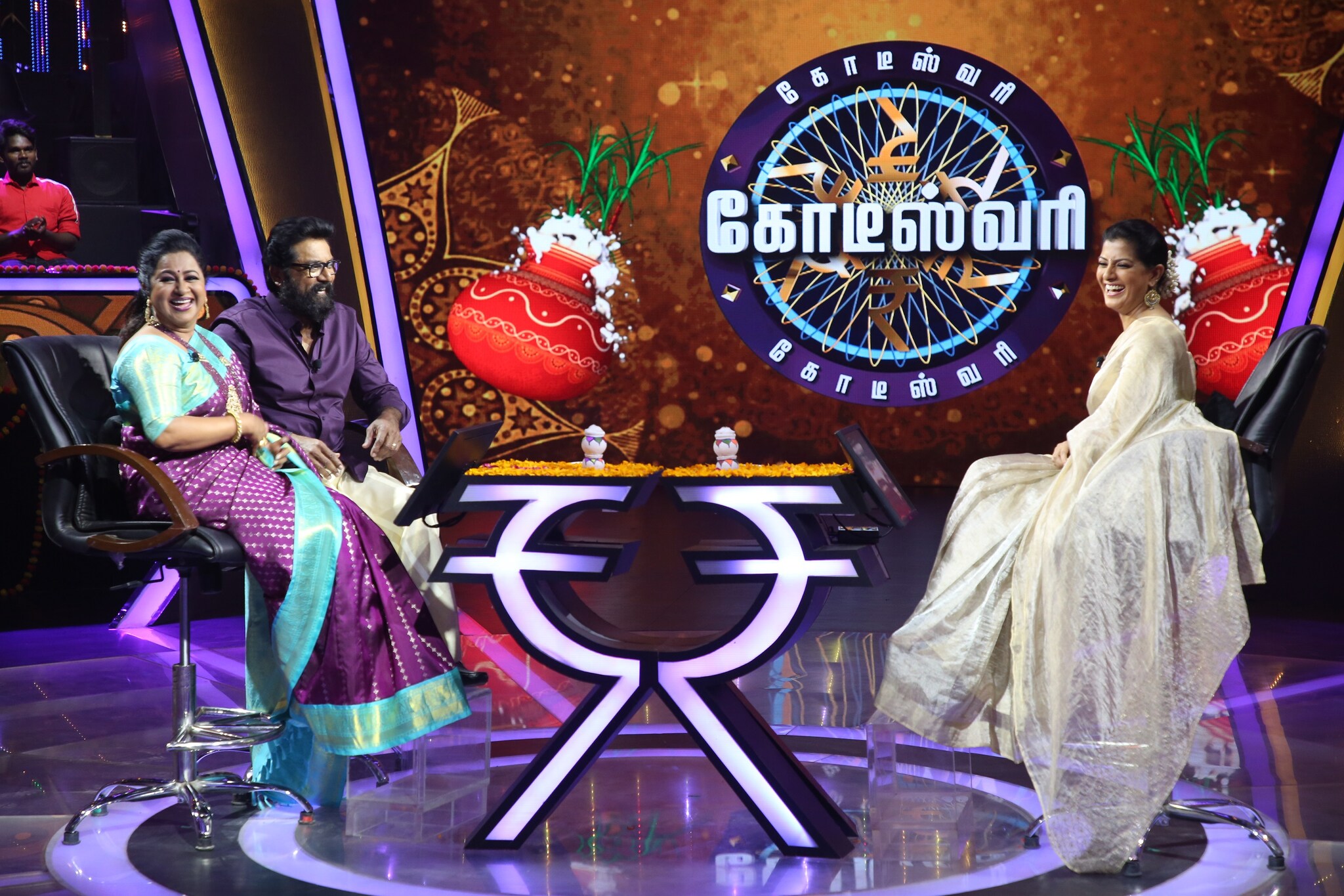 அப்போது, நிகழ்ச்சி தொகுப்பாளரான ராதிகாவின் சீட்டில் அமர்ந்த வரலட்சுமி ராதிகா போலவே பேசி கலகலப்பை ஏற்படுத்தினார். அப்போது, நிகழ்ச்சி தொகுப்பாளரான ராதிகாவின் சீட்டில் அமர்ந்த வரலட்சுமி ராதிகா போலவே பேசி கலகலப்பை ஏற்படுத்தினார்.