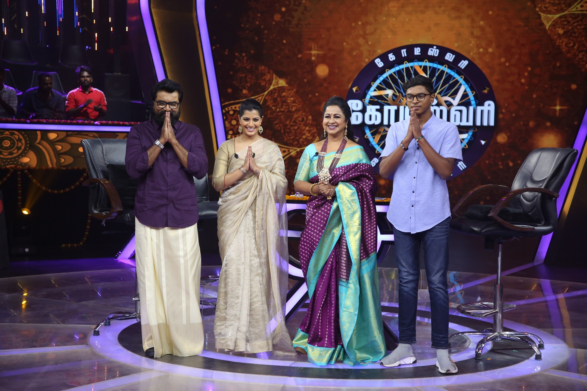 இந்நிலையில் இந்த வாரம் பொங்கல் சிறப்பாக பிரபலங்கள் பலர் இந்த நிகழ்ச்சியில் பங்கேற்கின்றனர். அந்த வகையில் 13-ம் தேதியான இன்று ராதிகாவின் குடும்பத்தினர் சரத்குமார், வரலட்சுமி மற்றும் ராகுல் ஆகியோர் பங்கேற்கின்றனர். இந்நிலையில் இந்த வாரம் பொங்கல் சிறப்பாக பிரபலங்கள் பலர் இந்த நிகழ்ச்சியில் பங்கேற்கின்றனர். அந்த வகையில் 13-ம் தேதியான இன்று ராதிகாவின் குடும்பத்தினர் சரத்குமார், வரலட்சுமி மற்றும் ராகுல் ஆகியோர் பங்கேற்கின்றனர்.