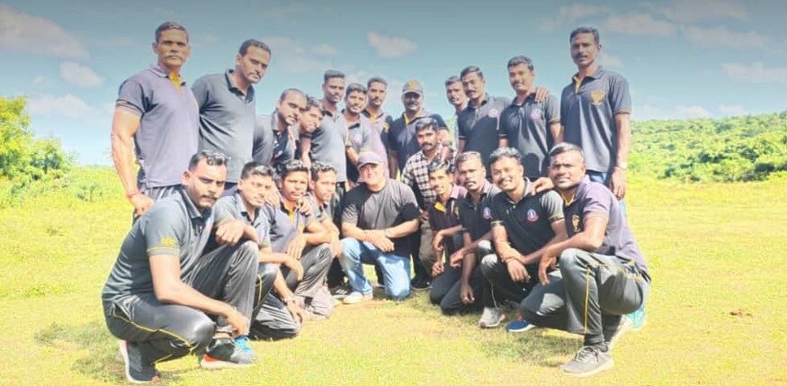 வலிமை திரைப்படத்தின் படப்பிடிப்பு நடைபெற்று வரும் நிலையில், அஜித் காஞ்சிபுரம் போலீசார் உடன் இருக்கும் புகைப்படங்கள் சமூகவலைதளங்களில் வெளியாகியுள்ளன. மேலும் ஆளில்லா விமானம் குறித்து போலீசாருக்கு அஜித் பயிற்சியளித்ததாகவும் கூறப்படுகிறது. வலிமை திரைப்படத்தின் படப்பிடிப்பு நடைபெற்று வரும் நிலையில், அஜித் காஞ்சிபுரம் போலீசார் உடன் இருக்கும் புகைப்படங்கள் சமூகவலைதளங்களில் வெளியாகியுள்ளன. மேலும் ஆளில்லா விமானம் குறித்து போலீசாருக்கு அஜித் பயிற்சியளித்ததாகவும் கூறப்படுகிறது.