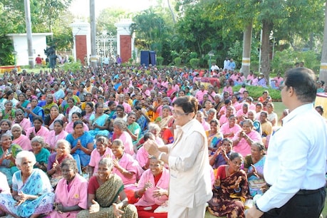 துப்புரவு தொழிலாளர்களுடன் பொங்கல் கொண்டாடிய கிரண்பேடி! ரவுடி பேபி பாடலுக்கு ஆட்டம்போட்ட மூதாட்டி துப்புரவு தொழிலாளர்களுடன் பொங்கல் கொண்டாடிய கிரண்பேடி! ரவுடி பேபி பாடலுக்கு ஆட்டம்போட்ட மூதாட்டி