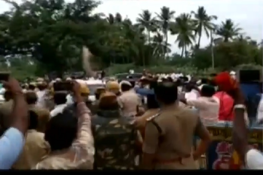 திமுக கவுன்சிலரை அழைத்துச் சென்ற அதிமுகவினர்