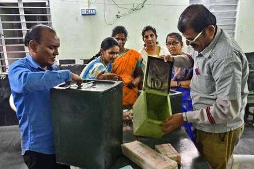 ஒரு வாக்குச்சாவடி தொடர்புடைய வாக்குப் பெட்டிகளை பெற்றதும் அந்தப் பெட்டியில் வைக்கப்பட்ட முத்திரை சரியாக இருப்பதை உறுதி செய்த பிறகு வாக்குப்பெட்டி திறக்கப்படும். மாவட்ட ஊராட்சி வார்டு உறுப்பினர் பதவிக்கு மஞ்சள் நிறத்திலும், ஊராட்சி ஒன்றிய வார்டு உறுப்பினர் பதவிக்கு பச்சை நிறத்திலும், ஊராட்சித் தலைவர் பதவிக்கு இளஞ்சிவப்பு நிறத்திலும் மற்றும் ஊராட்சி வார்டு உறுப்பினர் பதவிக்கு வெள்ளை மற்றும் நீல நிறத்திலும் வாக்குச்சீட்டுகள் முத்திரையிடப்பட்டு மடிக்கப்பட்டு இருக்கும். ஒரு வாக்குச்சாவடி தொடர்புடைய வாக்குப் பெட்டிகளை பெற்றதும் அந்தப் பெட்டியில் வைக்கப்பட்ட முத்திரை சரியாக இருப்பதை உறுதி செய்த பிறகு வாக்குப்பெட்டி திறக்கப்படும். மாவட்ட ஊராட்சி வார்டு உறுப்பினர் பதவிக்கு மஞ்சள் நிறத்திலும், ஊராட்சி ஒன்றிய வார்டு உறுப்பினர் பதவிக்கு பச்சை நிறத்திலும், ஊராட்சித் தலைவர் பதவிக்கு இளஞ்சிவப்பு நிறத்திலும் மற்றும் ஊராட்சி வார்டு உறுப்பினர் பதவிக்கு வெள்ளை மற்றும் நீல நிறத்திலும் வாக்குச்சீட்டுகள் முத்திரையிடப்பட்டு மடிக்கப்பட்டு இருக்கும்.