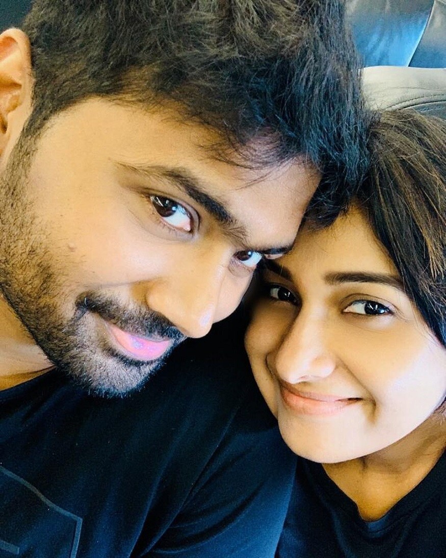 இந்த சர்ச்சையை அடுத்து தனது காதலரின் புகைப்படத்தை பிறந்தநாள் வாழ்த்துடன் வெளியிட்டுள்ளார் பிரியா பவானி சங்கர். இந்த சர்ச்சையை அடுத்து தனது காதலரின் புகைப்படத்தை பிறந்தநாள் வாழ்த்துடன் வெளியிட்டுள்ளார் பிரியா பவானி சங்கர்.
