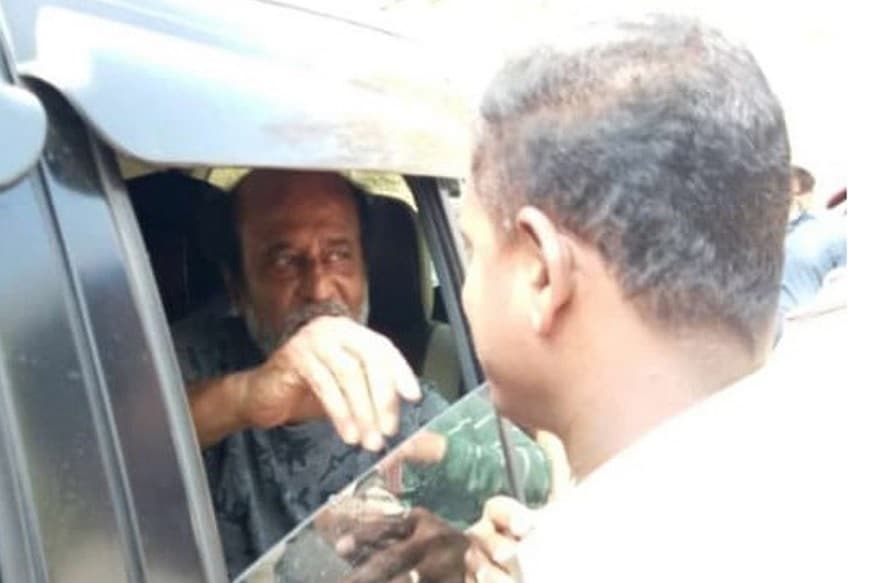 ஷூட்டிங்கின் போது ரஜினிகாந்திற்கு லேசான காயம் ஏற்பட்டதாக கூறப்பட்ட நிலையில், சென்னை விமான நிலையத்தில் பேட்டியளித்த அவர் தனக்கு காயம் ஏதும் ஏற்படவில்லை என்றும், அங்கே புதர்கள் நிறைய இருந்ததாகவும் அதில் இருந்த முட்கள் சில இடங்களில் குத்தியது அவ்வளவுதான் என்றும் தெரிவித்தார். ஷூட்டிங்கின் போது ரஜினிகாந்திற்கு லேசான காயம் ஏற்பட்டதாக கூறப்பட்ட நிலையில், சென்னை விமான நிலையத்தில் பேட்டியளித்த அவர் தனக்கு காயம் ஏதும் ஏற்படவில்லை என்றும், அங்கே புதர்கள் நிறைய இருந்ததாகவும் அதில் இருந்த முட்கள் சில இடங்களில் குத்தியது அவ்வளவுதான் என்றும் தெரிவித்தார்.