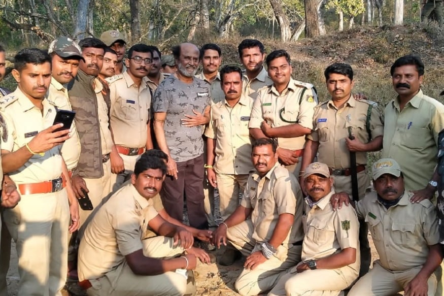 இந்நிலையில் கர்நாடகா மாநிலத்தில் உள்ள பந்திபுரா புலிகள் காப்பகத்தில் இந்த நிகழ்ச்சிக்கான ஷூட்டிங்கில் ரஜினிகாந்த் - பேர் கிரில்ஸ் பங்கேற்றனர். சூட்டிங் முடிந்ததும் அங்கிருந்து வன காவலர்களுடன் ரஜினி புகைப்படம் எடுத்துக்கொண்டார். இந்நிலையில் கர்நாடகா மாநிலத்தில் உள்ள பந்திபுரா புலிகள் காப்பகத்தில் இந்த நிகழ்ச்சிக்கான ஷூட்டிங்கில் ரஜினிகாந்த் - பேர் கிரில்ஸ் பங்கேற்றனர். சூட்டிங் முடிந்ததும் அங்கிருந்து வன காவலர்களுடன் ரஜினி புகைப்படம் எடுத்துக்கொண்டார்.