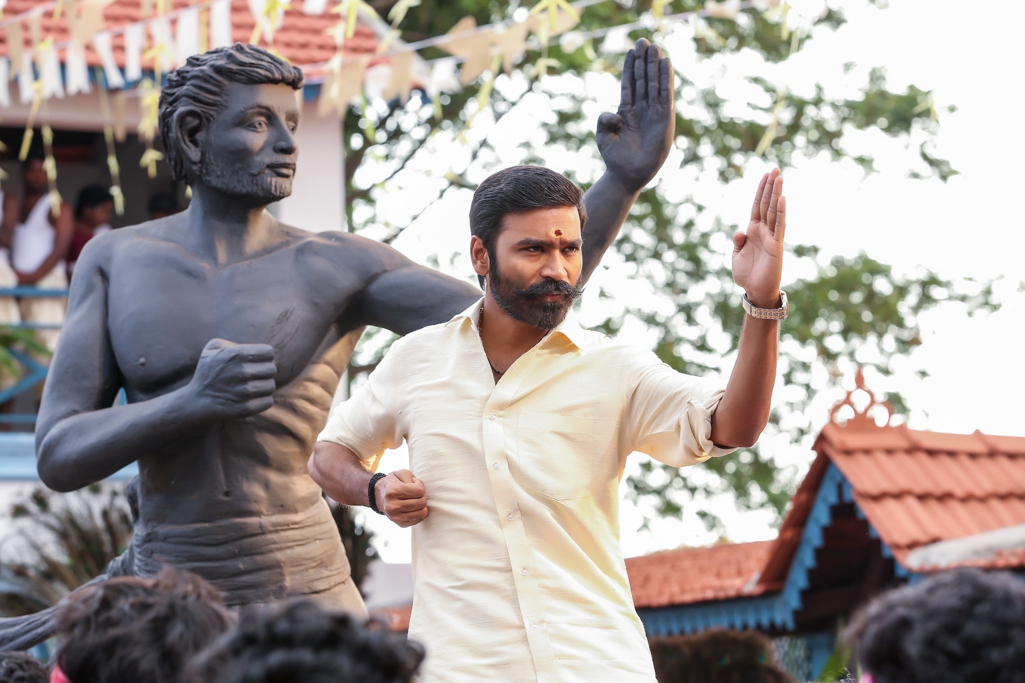 துரை செந்தில் இயக்கத்தில் தனுஷ் இரட்டை வேடத்தில் நடித்து அண்மையில் வெளியான பட்டாஸ் திரைப்படத்திலிருந்து முரட்டுத் தமிழன் டா பாடலின் வீடியோ காட்சியை படக்குழுவினர் வெளியிட்டுள்ளனர். அடிமுறை என்ற தமிழரின் தற்காப்பு கலையை மையமாக வைத்து உருவாகியுள்ளதால் ரசிகர்கள் மத்தியில் வரவேற்பை பெற்றுள்ளது. துரை செந்தில் இயக்கத்தில் தனுஷ் இரட்டை வேடத்தில் நடித்து அண்மையில் வெளியான பட்டாஸ் திரைப்படத்திலிருந்து முரட்டுத் தமிழன் டா பாடலின் வீடியோ காட்சியை படக்குழுவினர் வெளியிட்டுள்ளனர். அடிமுறை என்ற தமிழரின் தற்காப்பு கலையை மையமாக வைத்து உருவாகியுள்ளதால் ரசிகர்கள் மத்தியில் வரவேற்பை பெற்றுள்ளது.