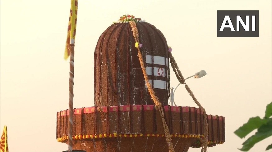 மஹா சிவராத்திரி என்பது அன்று முழுவதும் சிவனுக்கு விரதமிருந்து இரவு முழுவதும் பூஜித்து கண் விழித்திருக்க வேண்டும். மஹா சிவராத்திரி என்பது அன்று முழுவதும் சிவனுக்கு விரதமிருந்து இரவு முழுவதும் பூஜித்து கண் விழித்திருக்க வேண்டும்.