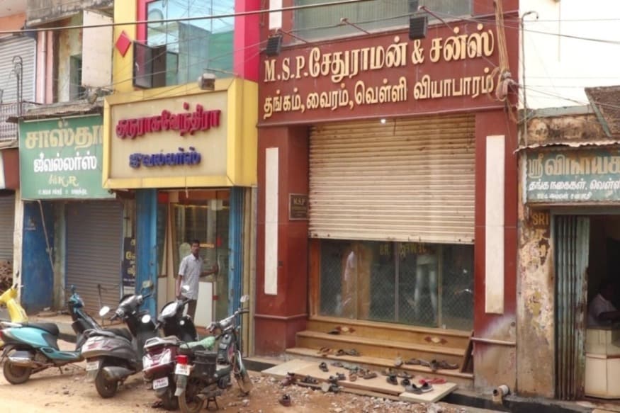 சிவகங்கை மாவட்டம் காரைக்குடி அம்மன் சன்னதி வீதியில் எம்.எஸ்.பி சேதுராமன் & சன்ஸ் தங்கம் மற்றும் வைர நகை விற்பனை நிறுவனம் செயல்பட்டு வருகிறது. சிவகங்கை மாவட்டம் காரைக்குடி அம்மன் சன்னதி வீதியில் எம்.எஸ்.பி சேதுராமன் & சன்ஸ் தங்கம் மற்றும் வைர நகை விற்பனை நிறுவனம் செயல்பட்டு வருகிறது.
