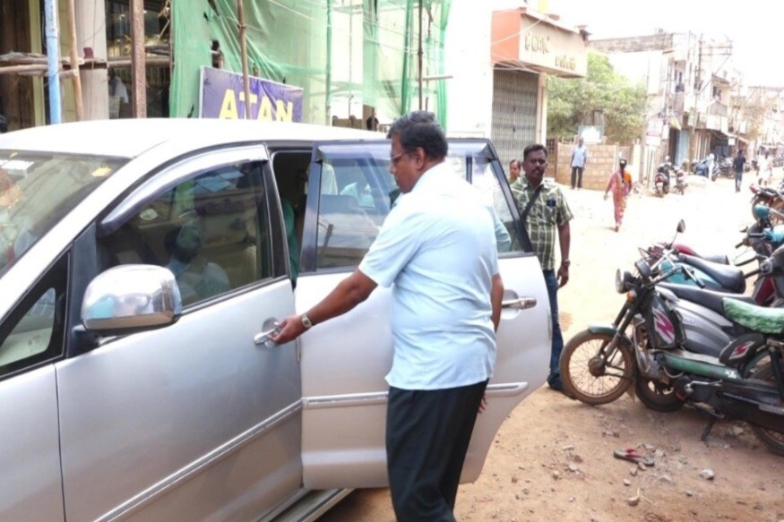 இந்த நிறுவனத்தில் நேற்று காரைக்குடி வருமானவரித்துறை இணை இயக்குனர் பத்மாவதி தலைமையில் சுமார் 12 பேர் கொண்ட குழுவினர், திடீர் சோதனையில் ஈடுபட்டனர். இந்த நிறுவனத்தில் நேற்று காரைக்குடி வருமானவரித்துறை இணை இயக்குனர் பத்மாவதி தலைமையில் சுமார் 12 பேர் கொண்ட குழுவினர், திடீர் சோதனையில் ஈடுபட்டனர்.