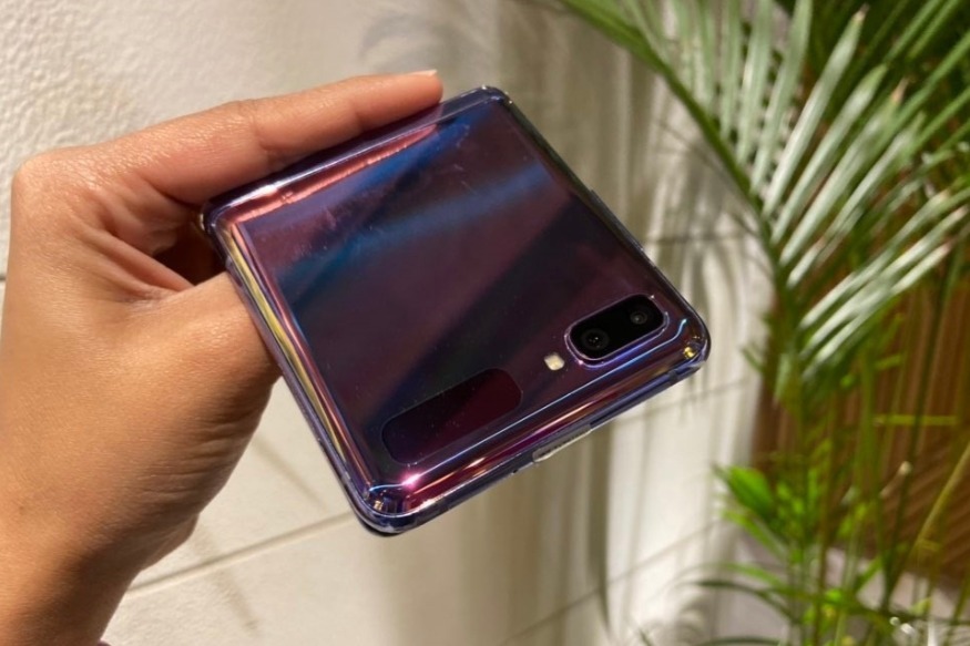 வெளி்ப்புறம் 1.1 இன்ச் சூப்பர் AMOLED டிஸ்ப்ளே 300x112 ரெசல்யூஷனில் வழங்கப்பட்டுள்ளது.