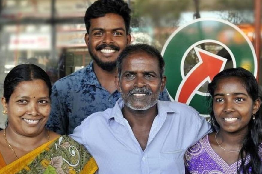 கேரளாவில் நான்காம் முறையாக கடன் வாங்க வங்கிக்கு சென்றபோது லாட்டரிச் சீட்டு வாங்கிய தொழிலாளி ஒரே இரவில் கோடீஸ்வரர் ஆகியுள்ளார். கேரளாவில் நான்காம் முறையாக கடன் வாங்க வங்கிக்கு சென்றபோது லாட்டரிச் சீட்டு வாங்கிய தொழிலாளி ஒரே இரவில் கோடீஸ்வரர் ஆகியுள்ளார்.