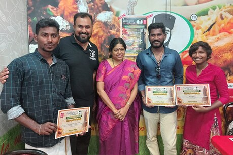 தமிழில் பெயர் வைத்தால் இவ்வளவு நன்மையா...? பிரியாணி கடையின் வித்தியாச அறிவிப்பில் மகிழ்ந்த வாடிக்கையாளர்கள்! தமிழில் பெயர் வைத்தால் இவ்வளவு நன்மையா...? பிரியாணி கடையின் வித்தியாச அறிவிப்பில் மகிழ்ந்த வாடிக்கையாளர்கள்!