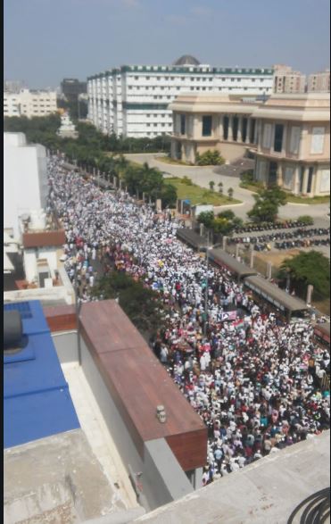  சென்னை வாலாஜா சாலையில் திரண்டுள்ள போராட்டக்காரர்கள்