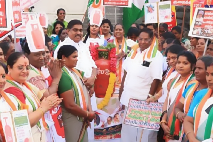 எரிவாயு சிலிண்டர் விலை உயர்வு: ஒப்பாரி வைத்து காங்கிரஸ் நூதன போராட்டம்