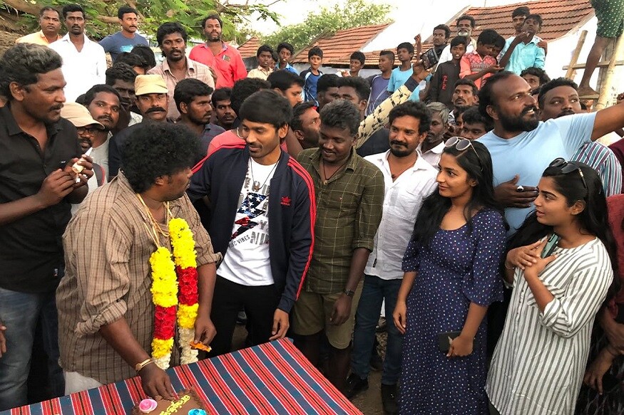 இயக்குநர் மாரி செல்வராஜ், தனுஷ், மலையாள நடிகர் லால் உள்ளிட்ட படக்குழுவினர் ஷூட்டிங் ஸ்பாட்டில் இணைந்து புதுமாப்பிள்ளை யோகி பாபுவை கேக் வெட்டச் செய்து கொண்டாட்டத்தில் ஈடுபட்டனர். இயக்குநர் மாரி செல்வராஜ், தனுஷ், மலையாள நடிகர் லால் உள்ளிட்ட படக்குழுவினர் ஷூட்டிங் ஸ்பாட்டில் இணைந்து புதுமாப்பிள்ளை யோகி பாபுவை கேக் வெட்டச் செய்து கொண்டாட்டத்தில் ஈடுபட்டனர்.