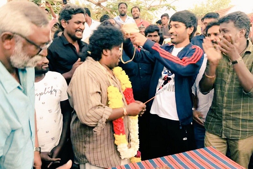 திருமணம் முடிந்து கர்ணன் படப்பிடிப்பில் இணைந்த நடிகர் யோகி பாபுவுக்கு நடிகர் தனுஷ் தங்கச் சங்கலி பரிசளித்துள்ளார். திருமணம் முடிந்து கர்ணன் படப்பிடிப்பில் இணைந்த நடிகர் யோகி பாபுவுக்கு நடிகர் தனுஷ் தங்கச் சங்கலி பரிசளித்துள்ளார்.