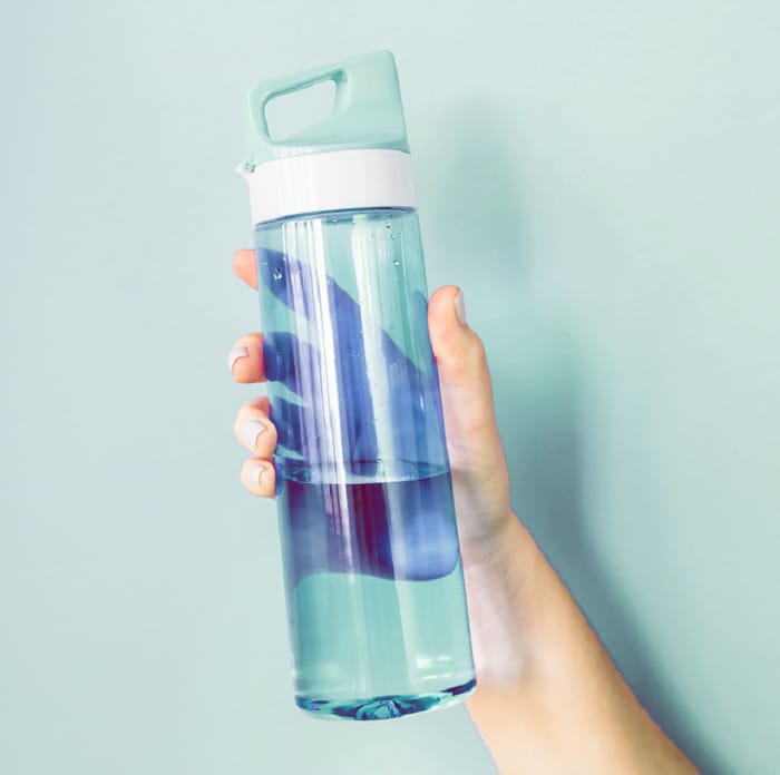 4. நீர் உட்கொள்ளலை அதிகரிக்கவும்: (Increase your water intake): தாடி வளர்ப்பில் சரியான உணவை உட்கொள்வதும், போதுமான அளவு தண்ணீர் குடிப்பதும் முக்கியம். அதிலும் புரதச்சத்து நிறைந்த உணவை ஒருவர் உட்கொள்ள வேண்டும். ஏனெனில் இது முடி வளர்ச்சியை மேம்படுத்துகிறது மற்றும் வறண்ட காலநிலையில் சருமத்திற்கு ஊட்டச்சத்தை அளிக்கிறது. 4. நீர் உட்கொள்ளலை அதிகரிக்கவும்: (Increase your water intake): தாடி வளர்ப்பில் சரியான உணவை உட்கொள்வதும், போதுமான அளவு தண்ணீர் குடிப்பதும் முக்கியம். அதிலும் புரதச்சத்து நிறைந்த உணவை ஒருவர் உட்கொள்ள வேண்டும். ஏனெனில் இது முடி வளர்ச்சியை மேம்படுத்துகிறது மற்றும் வறண்ட காலநிலையில் சருமத்திற்கு ஊட்டச்சத்தை அளிக்கிறது.