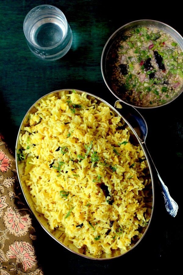 கோவிலில் கடவுள் வழிப்பாட்டிற்கும் படையலாக வட இந்திய மக்கள் கிச்சடியை வைத்து பூஜிக்கின்றனர். சில மாநிலங்களில் தமிழர்கள் பொங்கல் வைப்பது போல் அவர்களுடைய வழிபாட்டில் கிச்சடிதான் இடம் பெறும். அவர்களுடைய சங்கராந்தி எனப்படும் பொங்கல் பண்டிகையிலும் கிச்சடிதான் வைக்கப்படும். கோவிலில் கடவுள் வழிப்பாட்டிற்கும் படையலாக வட இந்திய மக்கள் கிச்சடியை வைத்து பூஜிக்கின்றனர். சில மாநிலங்களில் தமிழர்கள் பொங்கல் வைப்பது போல் அவர்களுடைய வழிபாட்டில் கிச்சடிதான் இடம் பெறும். அவர்களுடைய சங்கராந்தி எனப்படும் பொங்கல் பண்டிகையிலும் கிச்சடிதான் வைக்கப்படும்.