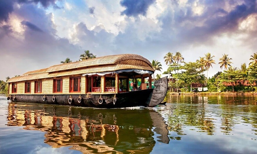 குமரகம் : இயற்கையின் கடவுள் வாழும் இடமான கேரளாவின் குமரகம் சென்று வாருங்கள். படகு சவாரி இங்கு பிரசித்திபெற்றது. படகு என சாதாரணமாகக் கருதி விடாதீர்கள். படகே பங்களா வீடு போல் இருக்கும். பணம் செய்வதானால் இங்கு தனிப்படகில் இரவு கேண்டில் டின்னர் புக் செய்து காதலியும் நீங்களும் என இருவரும் தண்ணீருக்கு நடுவே உணவருந்தி பேசி மகிழலாம். அழையாத நினைவுகளாக இருக்கும். அதேபோல் பறவைகளின் காட்சிகளும் ரம்மியமாக இருக்கும். குமரகம் : இயற்கையின் கடவுள் வாழும் இடமான கேரளாவின் குமரகம் சென்று வாருங்கள். படகு சவாரி இங்கு பிரசித்திபெற்றது. படகு என சாதாரணமாகக் கருதி விடாதீர்கள். படகே பங்களா வீடு போல் இருக்கும். பணம் செய்வதானால் இங்கு தனிப்படகில் இரவு கேண்டில் டின்னர் புக் செய்து காதலியும் நீங்களும் என இருவரும் தண்ணீருக்கு நடுவே உணவருந்தி பேசி மகிழலாம். அழையாத நினைவுகளாக இருக்கும். அதேபோல் பறவைகளின் காட்சிகளும் ரம்மியமாக இருக்கும்.