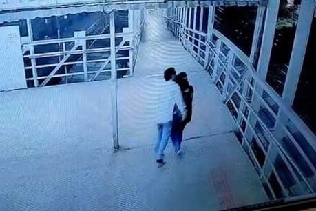 ஆளில்லா நடைமேடையில் இளம்பெண்ணுக்கு அத்துமீறி முத்தம்! சிசிடிவியில் சிக்கிய வாலிபர் ஆளில்லா நடைமேடையில் இளம்பெண்ணுக்கு அத்துமீறி முத்தம்! சிசிடிவியில் சிக்கிய வாலிபர்