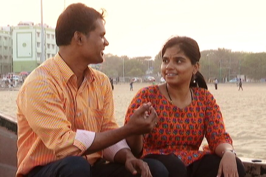 எந்த எதிர்பார்ப்பும் இல்லாத, காதலும், அக்கறையும் மட்டுமே உள்ள தங்களது வாழ்வு சந்தோஷத்தால் நிரம்பியது என ரெக்ஸி கூறிக்கொண்டிருக்க, மனைவின் கரங்களை பிடித்து செய்கையில் ஐ லவ் யூ என சொல்லி ரசிக்கிறார் மிரண்டா. எந்த எதிர்பார்ப்பும் இல்லாத, காதலும், அக்கறையும் மட்டுமே உள்ள தங்களது வாழ்வு சந்தோஷத்தால் நிரம்பியது என ரெக்ஸி கூறிக்கொண்டிருக்க, மனைவின் கரங்களை பிடித்து செய்கையில் ஐ லவ் யூ என சொல்லி ரசிக்கிறார் மிரண்டா.