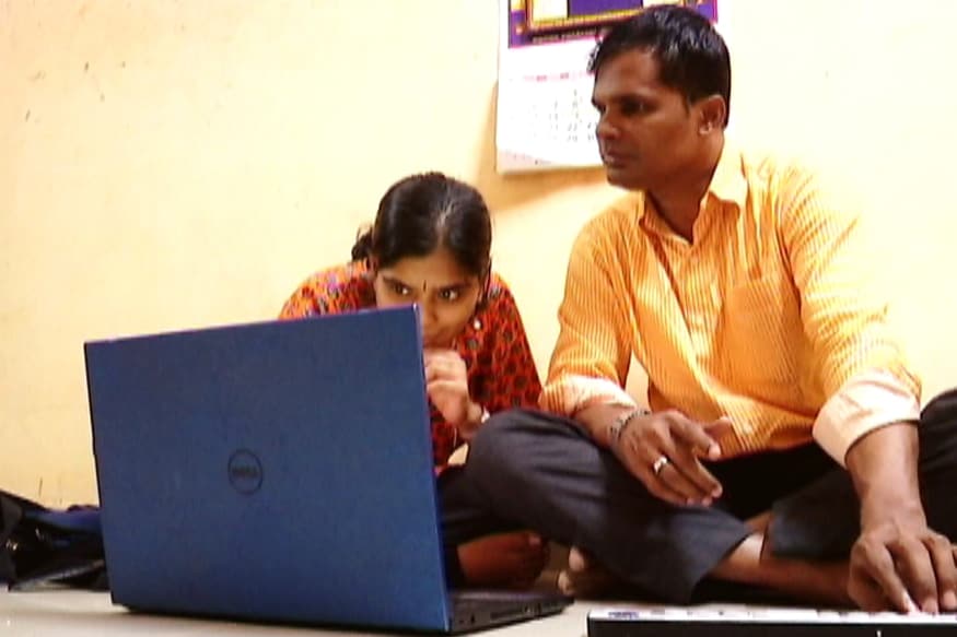 மிரண்டாவுடன் ஆரம்பத்தில் பேசிக்கொள்ள சிரமமப்பட்ட ரெக்ஸி, காதலருக்காக உள்ளங்கையில் விரலால் எழுதியும், விரல் அசைவுகளாலும் உரையாடும் அமெரிக்கன் சைகை மொழி கற்றுக்கொண்டார். மிரண்டாவுடன் ஆரம்பத்தில் பேசிக்கொள்ள சிரமமப்பட்ட ரெக்ஸி, காதலருக்காக உள்ளங்கையில் விரலால் எழுதியும், விரல் அசைவுகளாலும் உரையாடும் அமெரிக்கன் சைகை மொழி கற்றுக்கொண்டார்.