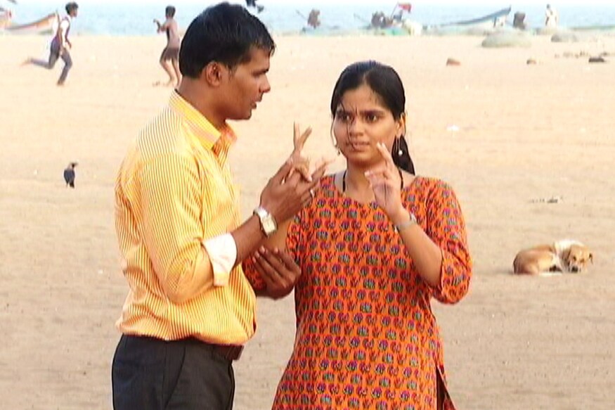 செவித்திறனுடன், பார்வைத்திறனும் பாதித்தவரை காதலித்து கரம் பிடித்திருக்கிறார் திருச்சியை சேர்ந்த பட்டதாரி. வாழ்க்கை அழகானது என்ற வரிகள் மூலம் இவர்களது கரங்களை அழகாக கோர்த்துள்ளது காதல். செவித்திறனுடன், பார்வைத்திறனும் பாதித்தவரை காதலித்து கரம் பிடித்திருக்கிறார் திருச்சியை சேர்ந்த பட்டதாரி. வாழ்க்கை அழகானது என்ற வரிகள் மூலம் இவர்களது கரங்களை அழகாக கோர்த்துள்ளது காதல்.