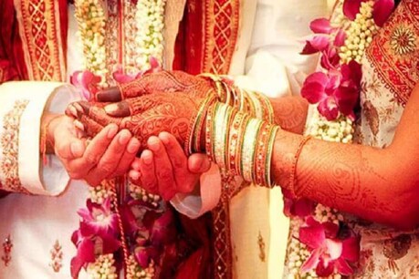 மணப்பெண்ணின் சேலை பிடிக்கவில்லை என மண்டபத்திலிருந்து ஓட்டம் பிடித்த மாப்பிள்ளை..! மணப்பெண்ணின் சேலை பிடிக்கவில்லை என மண்டபத்திலிருந்து ஓட்டம் பிடித்த மாப்பிள்ளை..!