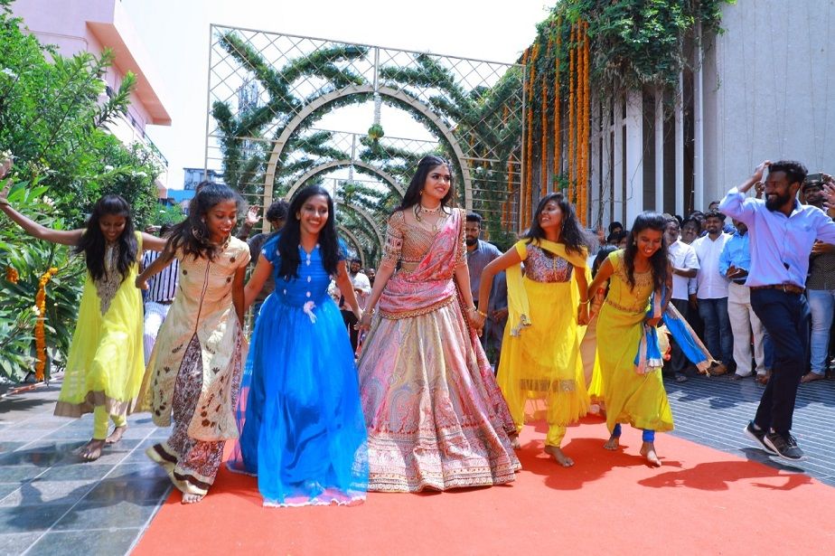 மணமகள் ரக்ஷிதா அணியும் ஆடைகள் அனைத்தையும் கேரள திரையுலகின் புகழ்பெற்ற ஆடை வடிவமைப்பாளரான SANIA SARDARIA வடிவமைத்துள்ளார். மணமகள் ரக்ஷிதா அணியும் ஆடைகள் அனைத்தையும் கேரள திரையுலகின் புகழ்பெற்ற ஆடை வடிவமைப்பாளரான SANIA SARDARIA வடிவமைத்துள்ளார்.