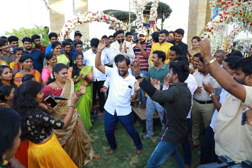 இதுபோல் ஆடம்பரமாக இனி ஒரு திருமணம் நடக்காது என பலரும் கூறி வந்த நிலையில், அதைவிட பிரமாண்டமாக தனது மகளுக்கு திருமணம் செய்து வைக்கிறார் கர்நாடகாவின் தற்போதைய சுகாதார அமைச்சரான ஸ்ரீராமுலு. வரும் மார்ச் 5-ம் தேதி பெங்களூருவில் உள்ள அரண்மனை மைதானத்தில் இந்தத் திருமணம் நடைபெற இருக்கிறது. இதுபோல் ஆடம்பரமாக இனி ஒரு திருமணம் நடக்காது என பலரும் கூறி வந்த நிலையில், அதைவிட பிரமாண்டமாக தனது மகளுக்கு திருமணம் செய்து வைக்கிறார் கர்நாடகாவின் தற்போதைய சுகாதார அமைச்சரான ஸ்ரீராமுலு. வரும் மார்ச் 5-ம் தேதி பெங்களூருவில் உள்ள அரண்மனை மைதானத்தில் இந்தத் திருமணம் நடைபெற இருக்கிறது.
