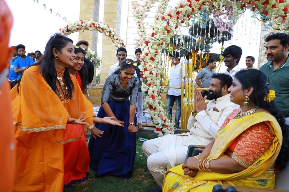 ஸ்ரீராமுலுவின் மகள் ரக்ஷிதா மற்றும் ஐதாராபாத்தைச் சேர்ந்த தொழிலதிபர் ரவிகுமாரின் திருமணம் பிப்ரவரி 27 தொடங்கி 9 நாட்கள் நடைபெறுகின்றன. ஸ்ரீராமுலுவின் மகள் ரக்ஷிதா மற்றும் ஐதாராபாத்தைச் சேர்ந்த தொழிலதிபர் ரவிகுமாரின் திருமணம் பிப்ரவரி 27 தொடங்கி 9 நாட்கள் நடைபெறுகின்றன.