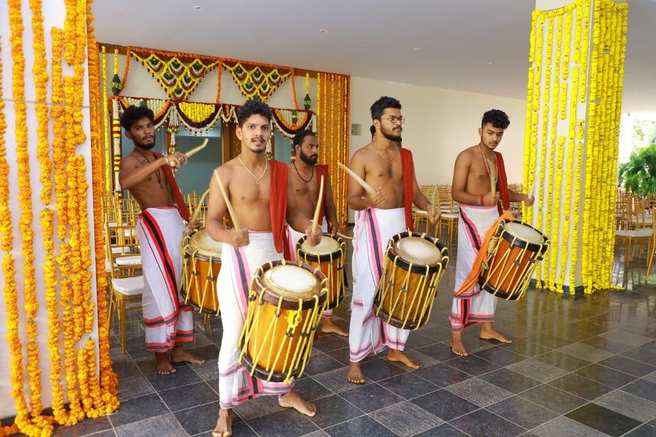 பிரதமர் நரேந்திரமோடி, உள்துறை அமைச்சர் அமித் ஷா உள்ளிட்ட 1 லட்சம் பேருக்கு திருமணத்திற்கு அழைப்பு விடுக்கப்பட்டுள்ளது. பிரதமர் நரேந்திரமோடி, உள்துறை அமைச்சர் அமித் ஷா உள்ளிட்ட 1 லட்சம் பேருக்கு திருமணத்திற்கு அழைப்பு விடுக்கப்பட்டுள்ளது.