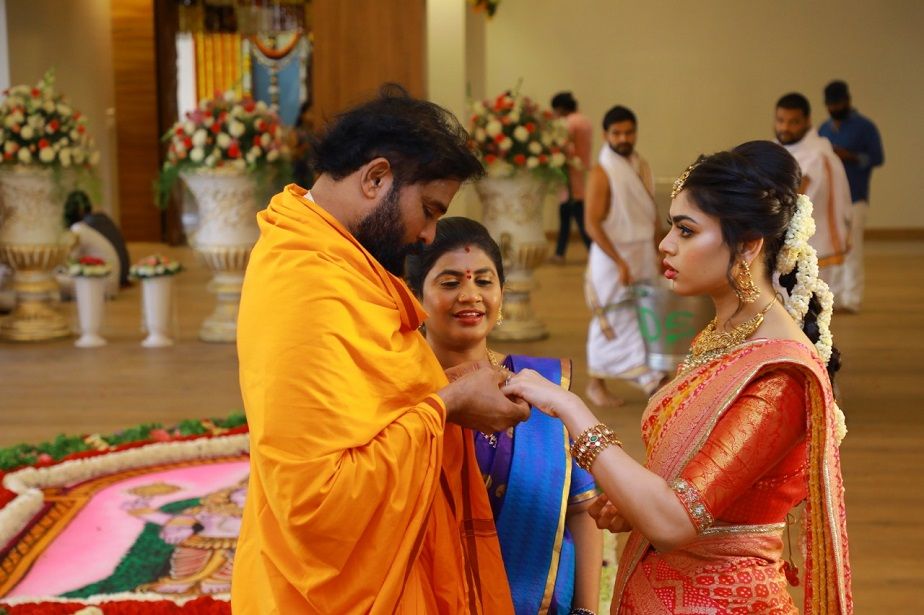 அழைப்பிதழில் குங்குமப் பூ, ஏலக்காய், குங்குமம், மஞ்சள் மற்றும் அட்சதை அரிசி ஆகியன இடம்பெற்றுள்ளன. சுகாதாரத்துறையை மையப்படுத்தி இந்த அழைப்பிதழ் வடிவமைக்கப்பட்டுள்ளது. அழைப்பிதழில் குங்குமப் பூ, ஏலக்காய், குங்குமம், மஞ்சள் மற்றும் அட்சதை அரிசி ஆகியன இடம்பெற்றுள்ளன. சுகாதாரத்துறையை மையப்படுத்தி இந்த அழைப்பிதழ் வடிவமைக்கப்பட்டுள்ளது.