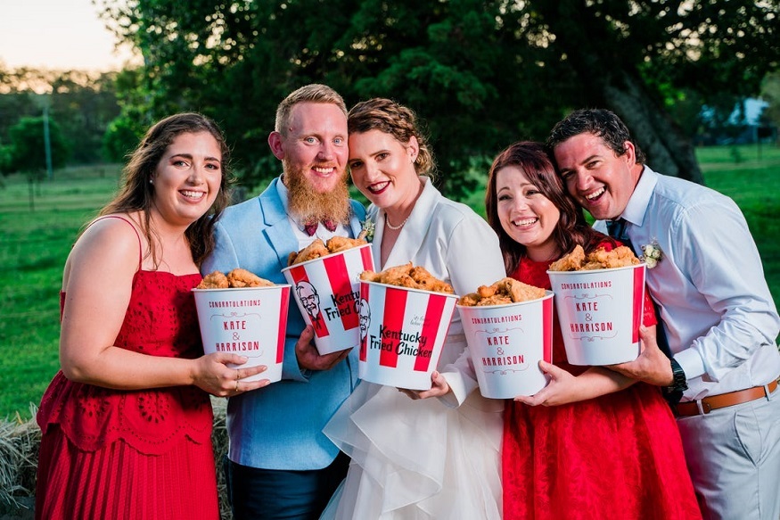 ஒரு கையில் ஃப்ரைட் சிக்கன், மறுகையில் மோதிரம் : இது KFC தீம் திருமணம்.