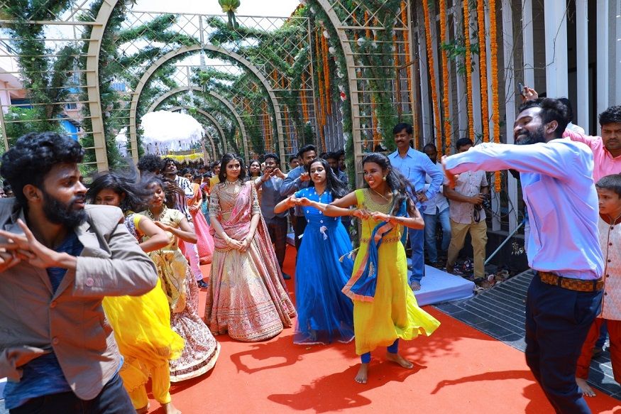 பெங்களூருவில் உள்ள அரண்மனை மைதானத்தில் சுமார் 40 ஏக்கர் பரப்பளவில் திருமணத்திற்கான பிரமாண்ட செட் அமைக்கும் பணிகள் நடைபெற்று வருகின்றன. பெங்களூருவில் உள்ள அரண்மனை மைதானத்தில் சுமார் 40 ஏக்கர் பரப்பளவில் திருமணத்திற்கான பிரமாண்ட செட் அமைக்கும் பணிகள் நடைபெற்று வருகின்றன.