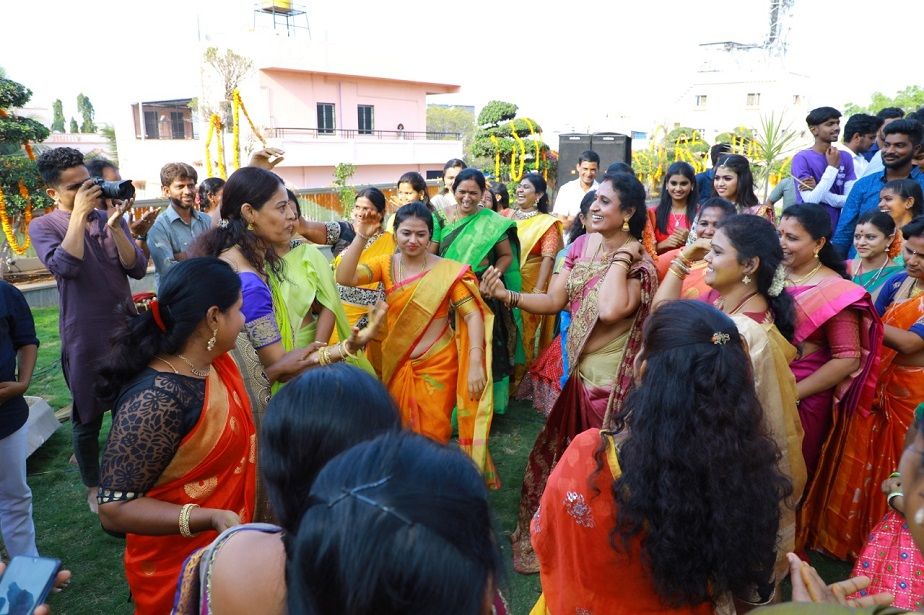 கர்நாடகாவில் உள்ள முக்கிய கோயில்கள் அனைத்தும் இங்கு செட்டாக அமைக்கப்படுகிறது. இவற்றை மலர் அலங்காரம் செய்ய மட்டும் 200 பேர் பணியமர்த்தப்பட்டுள்ளனர். கர்நாடகாவில் உள்ள முக்கிய கோயில்கள் அனைத்தும் இங்கு செட்டாக அமைக்கப்படுகிறது. இவற்றை மலர் அலங்காரம் செய்ய மட்டும் 200 பேர் பணியமர்த்தப்பட்டுள்ளனர்.