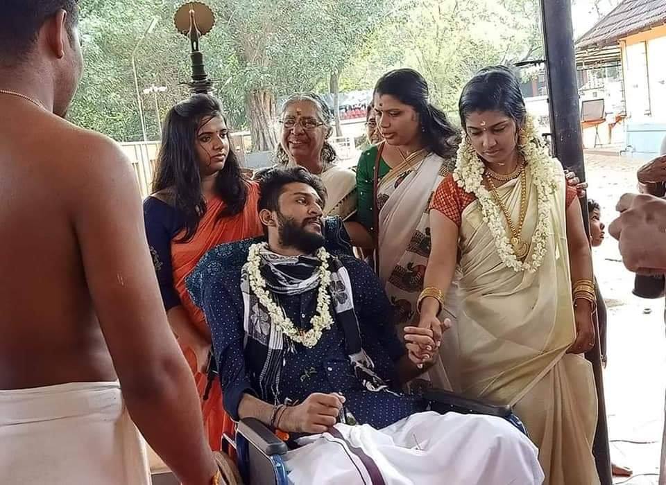 எந்த விதத்திலும் குறையற்ற பிரணவ்வின் காதலை உணர்ந்துகொண்ட சஹானா, காதலைத் தெரிவித்து திருமணத்துக்கு சம்மதித்துவிட்டார். பிரணவ் - சஹானாவின் காதல் வாழ்வின் மீதான நம்பிக்கையை அதிகரிப்பதாகவும், எதிர்பார்த்த ஒரு ஜோடி சேர்ந்ததால் மிகவும் சந்தோஷமாக இருப்பதாகவும் கொண்டாடி ஸ்டேடஸ் போட்டுக்கொண்டிருக்கிறார்கள் நெட்டிசன்ஸ். எந்த விதத்திலும் குறையற்ற பிரணவ்வின் காதலை உணர்ந்துகொண்ட சஹானா, காதலைத் தெரிவித்து திருமணத்துக்கு சம்மதித்துவிட்டார். பிரணவ் - சஹானாவின் காதல் வாழ்வின் மீதான நம்பிக்கையை அதிகரிப்பதாகவும், எதிர்பார்த்த ஒரு ஜோடி சேர்ந்ததால் மிகவும் சந்தோஷமாக இருப்பதாகவும் கொண்டாடி ஸ்டேடஸ் போட்டுக்கொண்டிருக்கிறார்கள் நெட்டிசன்ஸ்.