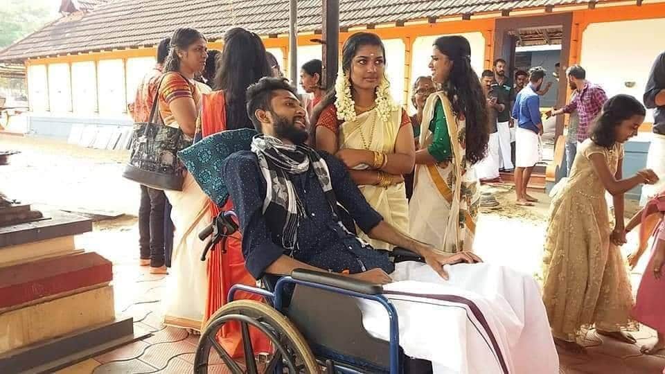 வலைதளங்களில் துடிப்பாக இருக்கும் அவர், அதையே தனது தொழில்முறையாக மாற்றி, தற்போது, மிகப்பெரிய கட்சி ஒன்றின் தகவல் தொழில்நுட்பத்துறைப் பிரிவில் முக்கியப் பொறுப்பில் இருக்கிறார். சில வருடங்களாக சஹானா என்ற பெண்ணைக் காதலித்து வந்த பிரணவவுக்கு, தனது உடல் குறைபாட்டைக் குறித்த பாதுகாப்பின்மை அவ்வப்போது இருந்திருக்கிறது. வலைதளங்களில் துடிப்பாக இருக்கும் அவர், அதையே தனது தொழில்முறையாக மாற்றி, தற்போது, மிகப்பெரிய கட்சி ஒன்றின் தகவல் தொழில்நுட்பத்துறைப் பிரிவில் முக்கியப் பொறுப்பில் இருக்கிறார். சில வருடங்களாக சஹானா என்ற பெண்ணைக் காதலித்து வந்த பிரணவவுக்கு, தனது உடல் குறைபாட்டைக் குறித்த பாதுகாப்பின்மை அவ்வப்போது இருந்திருக்கிறது.
