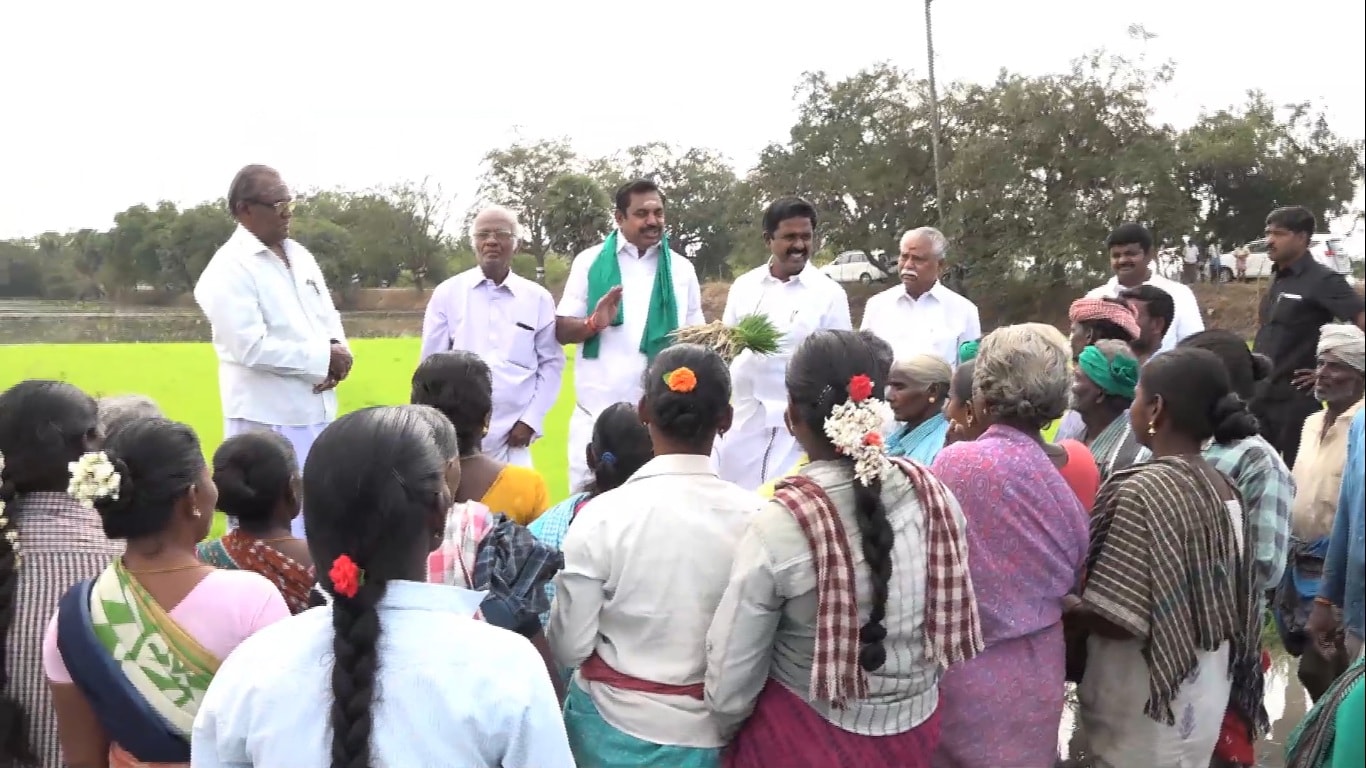 குறிப்பாக, சிறப்பு வேளாண் மண்டல சட்டம் கொண்டு வந்தமைக்காக விவசாயிகள் சார்பில் திருவாரூரில் இன்று முதலமைச்சருக்கு பாராட்டு விழா நடந்தது. அதற்கு முன்னதாக, இன்று காலை நாகப்பட்டினம் மாவட்டத்தில் அமையவுள்ள புதிய மருத்துவக் கல்லூரிக்கு அடிக்கல் நாட்ட நாகை நோக்கி காரில் சென்று கொண்டிருந்தார். குறிப்பாக, சிறப்பு வேளாண் மண்டல சட்டம் கொண்டு வந்தமைக்காக விவசாயிகள் சார்பில் திருவாரூரில் இன்று முதலமைச்சருக்கு பாராட்டு விழா நடந்தது. அதற்கு முன்னதாக, இன்று காலை நாகப்பட்டினம் மாவட்டத்தில் அமையவுள்ள புதிய மருத்துவக் கல்லூரிக்கு அடிக்கல் நாட்ட நாகை நோக்கி காரில் சென்று கொண்டிருந்தார்.