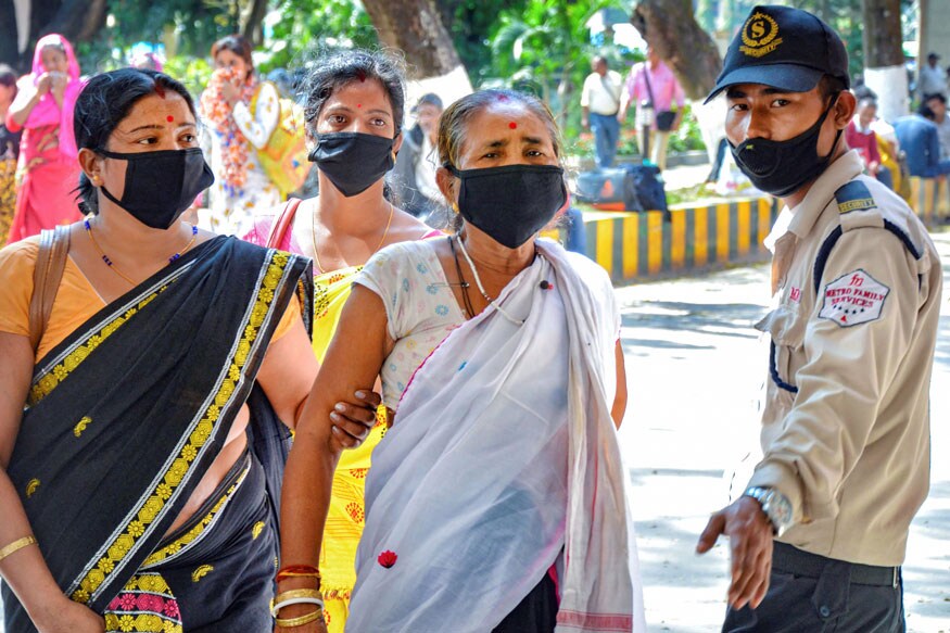 இதில் 18.8 % மக்கள் மட்டுமே அதிருப்தி தெரிவித்துள்ளனர். அதுவும் மக்கள் இந்த கொரோனாவை தீவிரமாக நினைக்காமல் லாக்டவுனை சற்றும் பொருட்படுத்தாமல் ரிலாக்ஸாக சுற்றி வருவதே காரணம் என்று கருத்து தெரிவித்துள்ளனர். கருத்துக்கணிப்பில் பங்கேற்ற 60% பேர் , "பொறுப்பில்லாதவர்களால் தான் கொரோனா வைரஸ் பரவுவதாக” தெரிவித்துள்ளனர். இதில் 18.8 % மக்கள் மட்டுமே அதிருப்தி தெரிவித்துள்ளனர். அதுவும் மக்கள் இந்த கொரோனாவை தீவிரமாக நினைக்காமல் லாக்டவுனை சற்றும் பொருட்படுத்தாமல் ரிலாக்ஸாக சுற்றி வருவதே காரணம் என்று கருத்து தெரிவித்துள்ளனர். கருத்துக்கணிப்பில் பங்கேற்ற 60% பேர் , "பொறுப்பில்லாதவர்களால் தான் கொரோனா வைரஸ் பரவுவதாக” தெரிவித்துள்ளனர்.