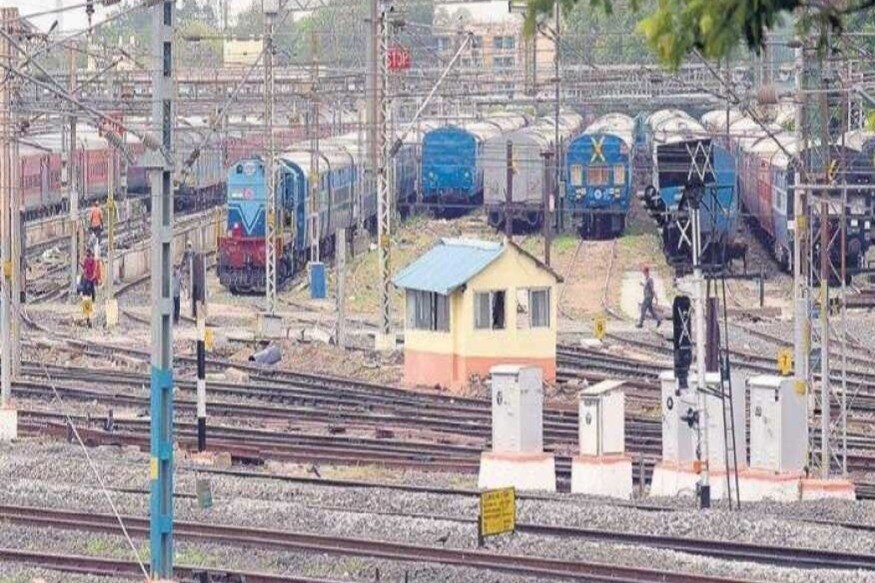 இந்தியாவில் கொரோனா வைரஸ் பரவல் வேகம் நாளுக்கு நாள் வேகமாக அதிகரித்துவருகிறது. கொரோனா பரவலைத் தடுக்கும் நடவடிக்கையில் ஒரு பகுதியாக மார்ச் மாதம் முதல் ரயில்சேவை நிறுத்தப்பட்டுள்ளது. இந்தியாவில் கொரோனா வைரஸ் பரவல் வேகம் நாளுக்கு நாள் வேகமாக அதிகரித்துவருகிறது. கொரோனா பரவலைத் தடுக்கும் நடவடிக்கையில் ஒரு பகுதியாக மார்ச் மாதம் முதல் ரயில்சேவை நிறுத்தப்பட்டுள்ளது.