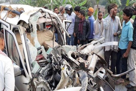 பீகாரில் கார் - டிராக்டர் மோதி விபத்து - 11 பேர் உயிரிழப்பு பீகாரில் கார் - டிராக்டர் மோதி விபத்து - 11 பேர் உயிரிழப்பு